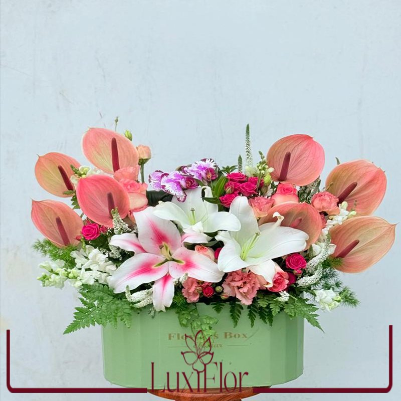 باکس گل‌ آنتوریوم صورتی،لیلیوم سفید و رز مینیاتوری کد 1088