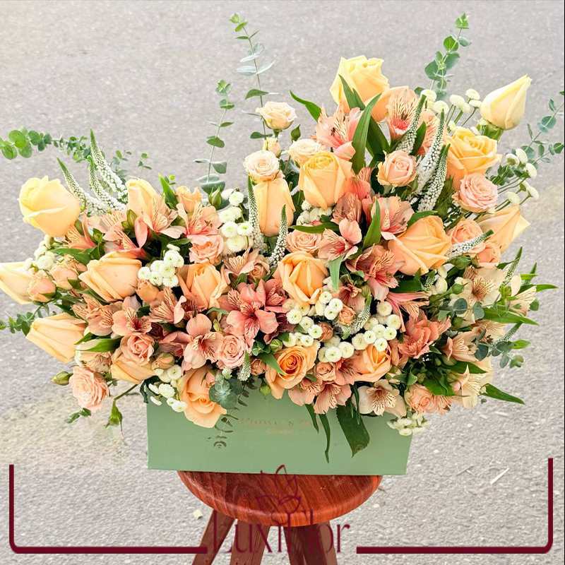 باکس گل رز هلویی و آلسترومریا کد 1084